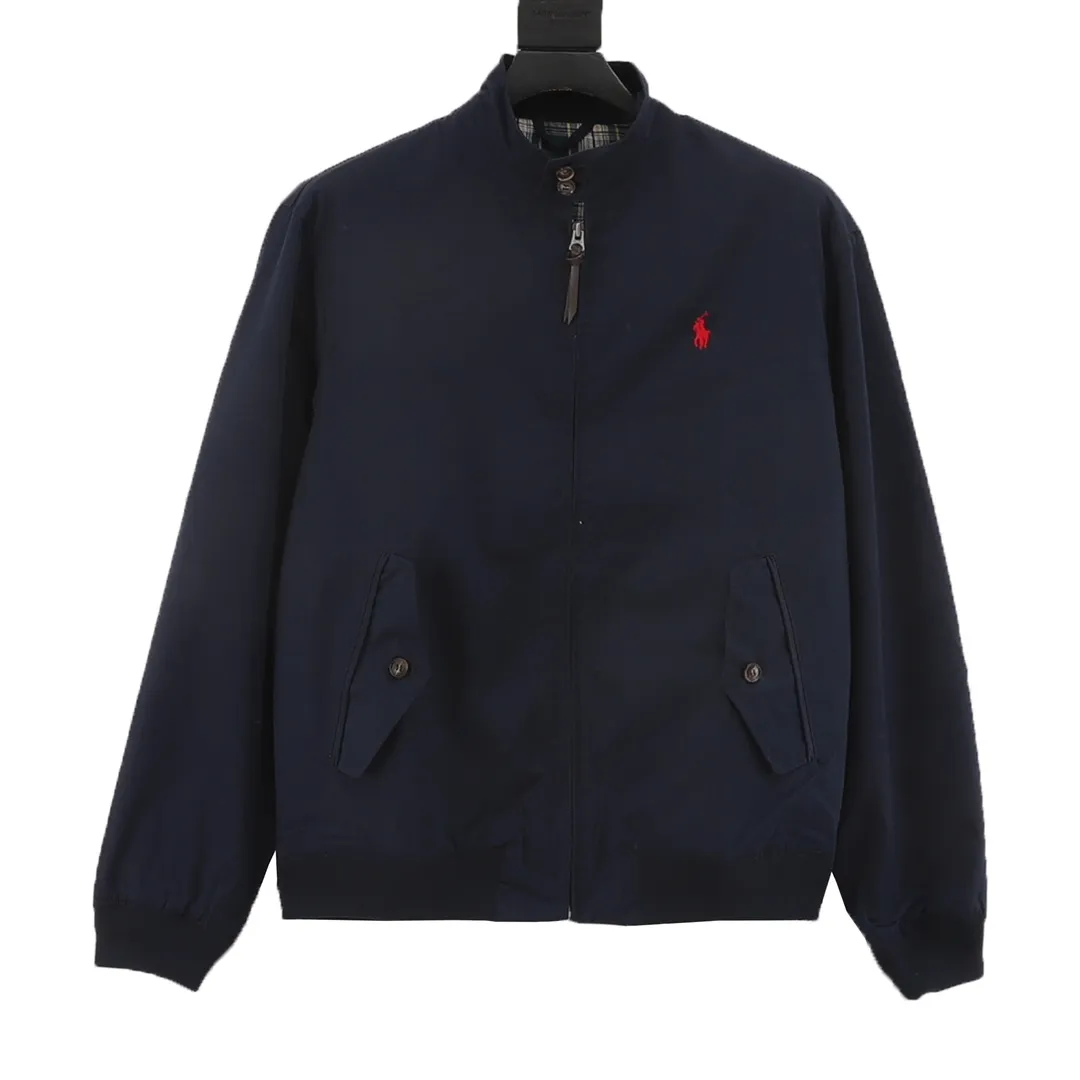 🅿️620 Ralph Lauren R23 White Lily Contract Men's Old Money Style Veteran Cadre Stand Collar Workwear Harrington Jacket Item No. RL12020 The fabric has a double-layer shin feel and is full of weight! It's not as heavy as a regular jacket, and the ordinary cotton material feels really different. This one is super comfortable, soft and stylish, and has a green plaid interior that has a retro movie fashion feel to it! The fit is loose but not baggy. The size is just right and not too picky. The dropped shoulder design modifies the shoulder shape without making it look bulky. This silhouette is a style that will never go out of style after being worn for a long time. The upper body is also very durable and recognizable. The loose and reasonable fit can be worn by both men and women, making it easy to create a clean and refreshing youthful look. The embroidery on the chest is all German Oman embroidery fiber with original data. The embroidery process is very particular. It uses Japanese Tajima machines to ensure exquisite three-dimensional embroidery. That is what I said is different from the ones on the market. Regarding the workmanship, the version is a loose version and can be used by boys and girls!! Color: Black Khaki Navy Size: M-XXL